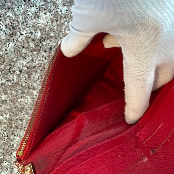 LOUIS VUITTON
Monogram Insolite Wallet converted Crossbody - Picture 9 of 17